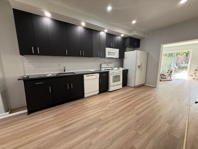 Building Photo - 4 bed 2 bath home with yard