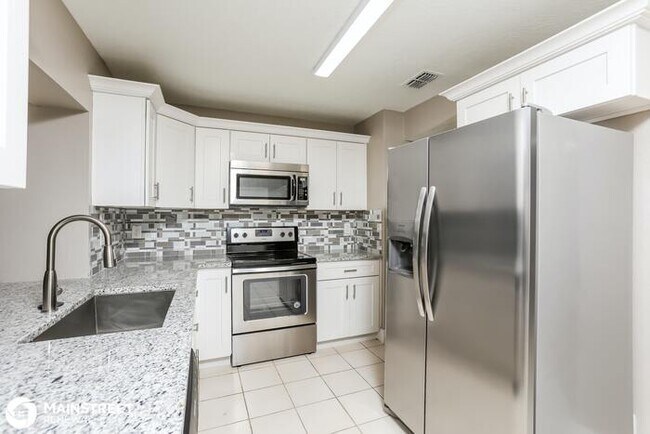 Foto del edificio - 7624 AVONWOOD CT, ORLANDO, FL 32810