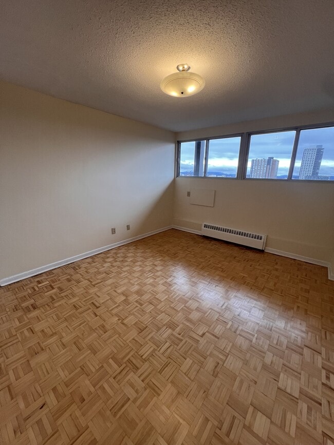 Building Photo - 345 Laurier Ave E