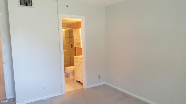 Building Photo - 215 Pine Hov Cir