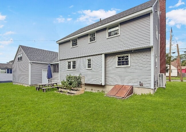 Building Photo - 161 Wayside Rd