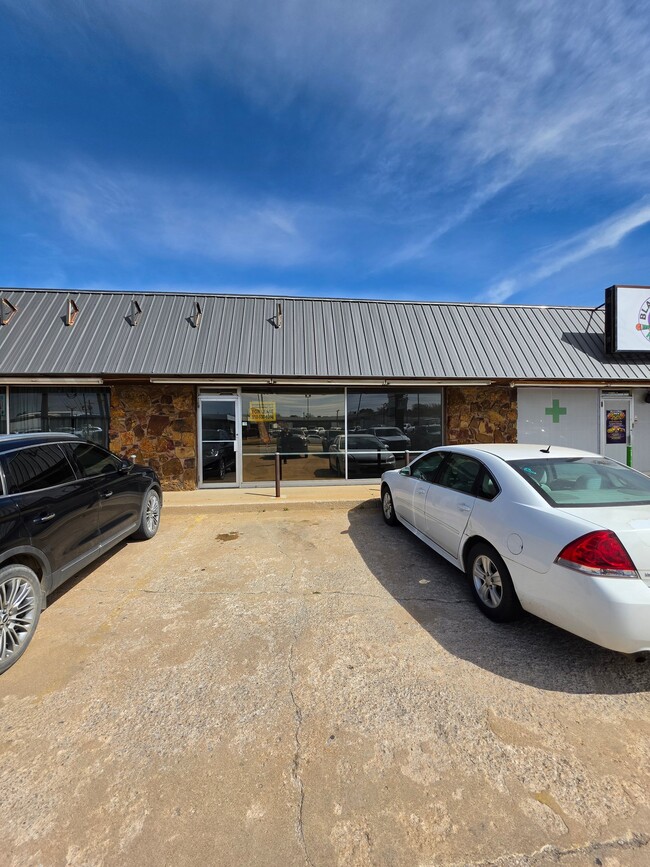Building Photo - 4735 S Memorial Dr