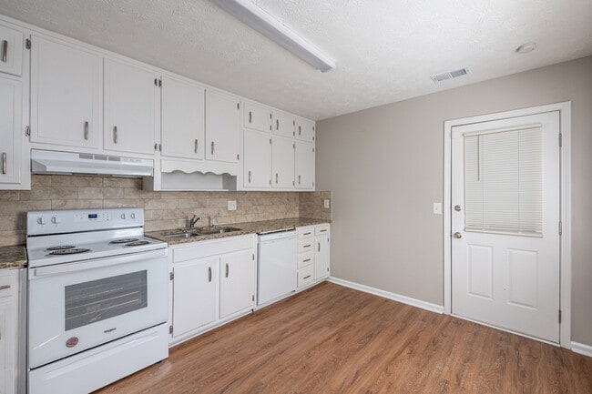 Building Photo - 561 Downing St