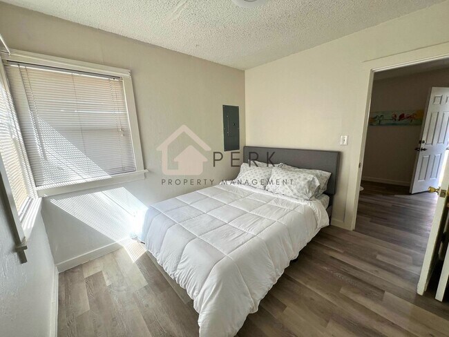 Building Photo - 1 Bed / 1 Bath Parkland Cottage