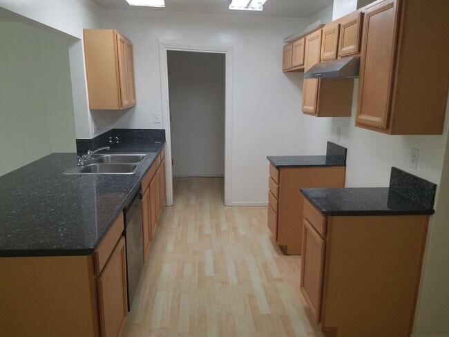 Foto del edificio - Large North Torrance House. Torrance Schools, Huge yard, 2 car garage hookups