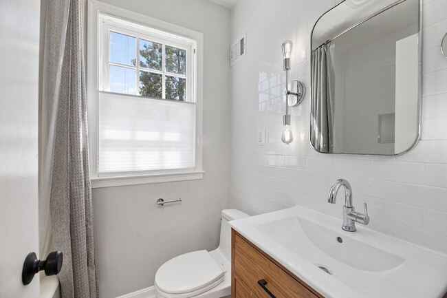 Building Photo - Beautiful & Sunny 2BR Single Family House ...