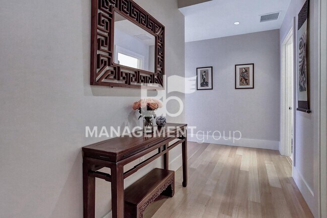 Building Photo - The Metropolitan- Luxury Living in the Heart of the Pearl District. Breathtaking Views!