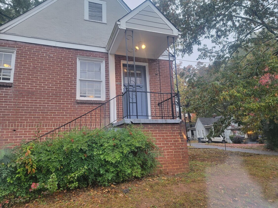 Primary Photo - 1364 Carnegie Ave