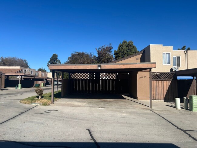 Building Photo - Spacious 3 bedroom