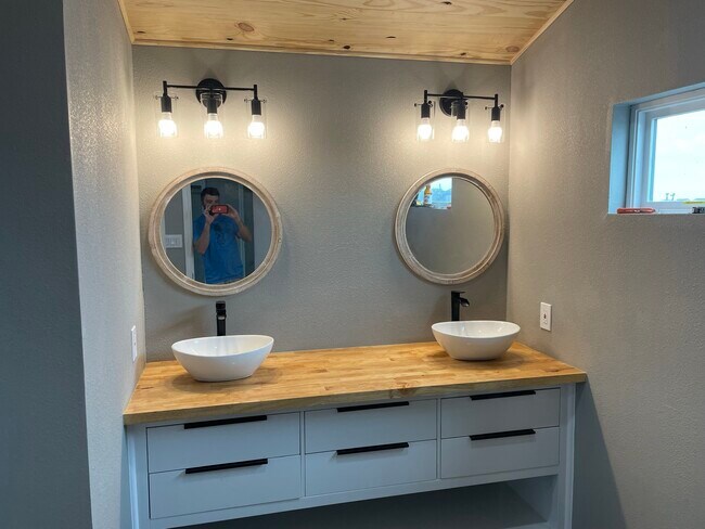 Foto del edificio - 658 Warsaw St