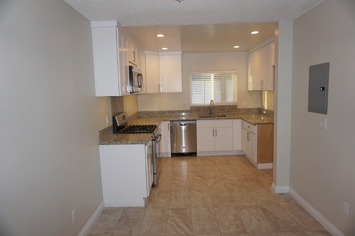 Primary Photo - 12512 Doty Ave
