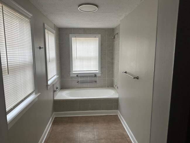 Photo - 1107 Graymont Dr SW House