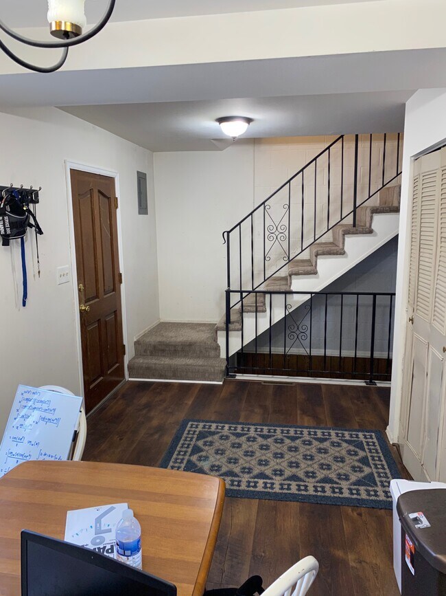 Entry - 1468 Edgewood Ct