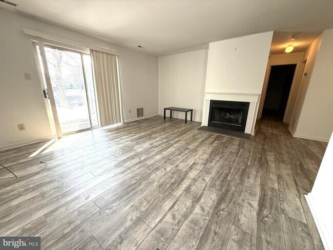 Foto del edificio - 607 Covington Ct