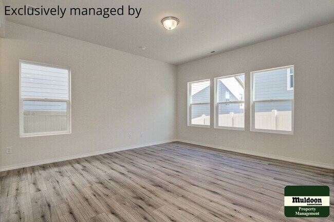 Foto del edificio - Beautiful Like New Home