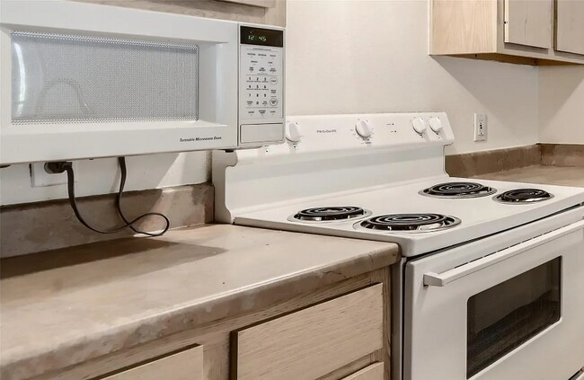 Building Photo - 2510 Taft Dr