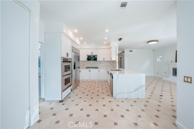 Building Photo - 32981 N Peak Dr