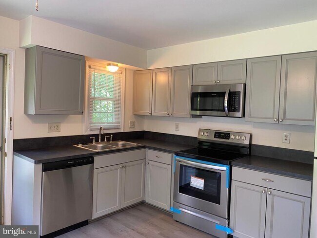 Building Photo - 8532 Abell Way