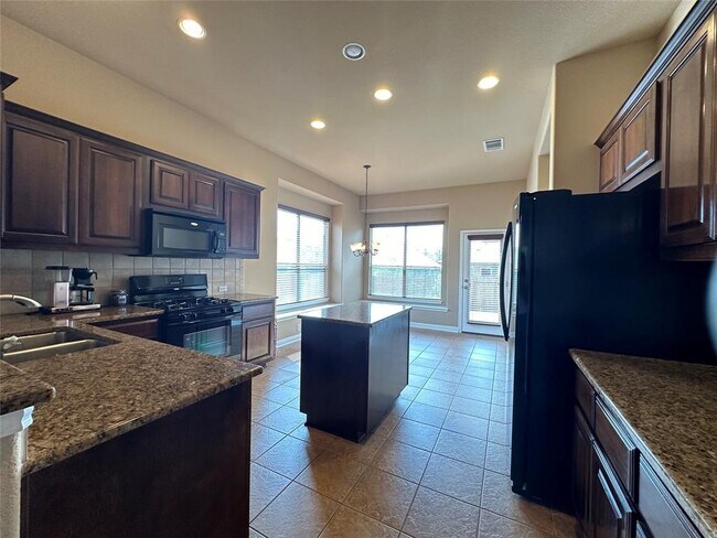 Building Photo - 1700 Stonehaven Ln