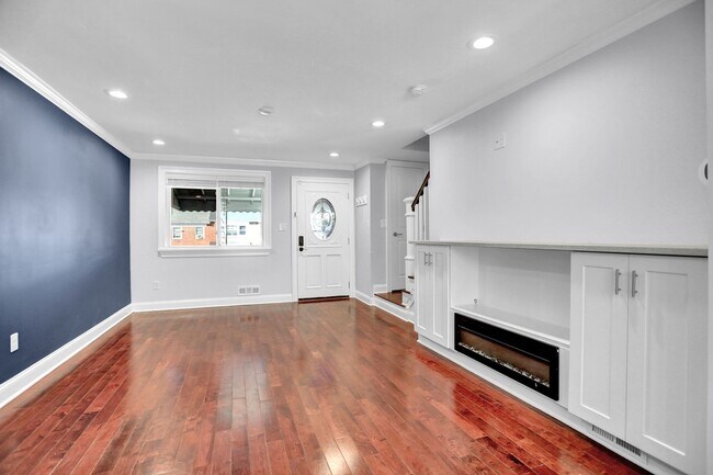 Building Photo - Renovated Beauty Ready for Immediate Occup...