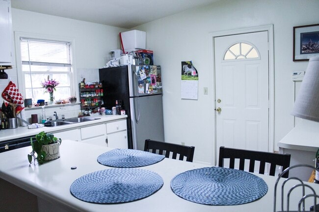 Eat-in kitchen/breakfast bar. - 1606 Sharkey St