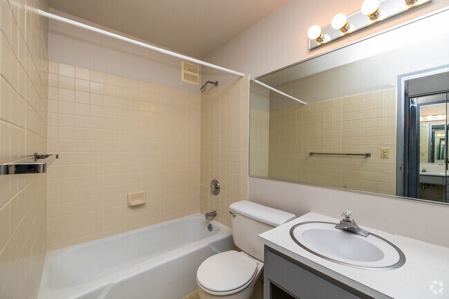 1 habitación, 1 baño - 536 pies cuadrados - Baño - Kenwood Manor Apartments