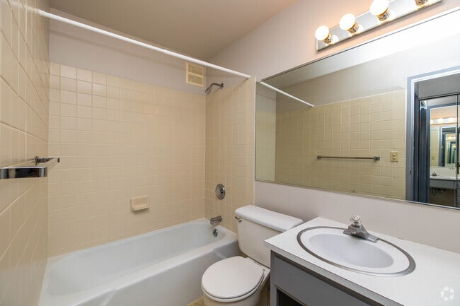 1BR, 1BA - 536SF - Bathroom - Kenwood Manor Apartments