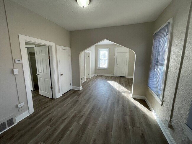 Building Photo - 4 Bedroom/ 2 Bath Near Mile High Stadium!
