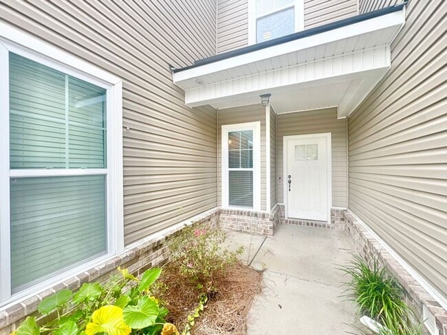Building Photo - Welcome to this stunning 3-bedroom, 3-bathroom townhome located in the desirable Berkley Walk sub...