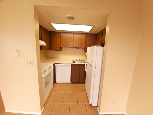 Building Photo - EXCELLENT VALUE IN TEMPE!
