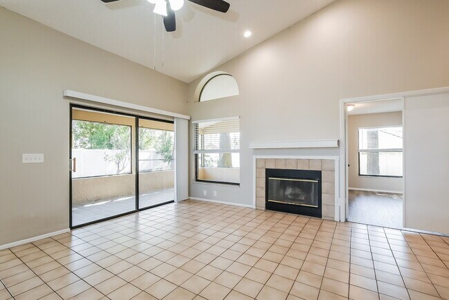 Foto del edificio - 1086 Manigan Ave