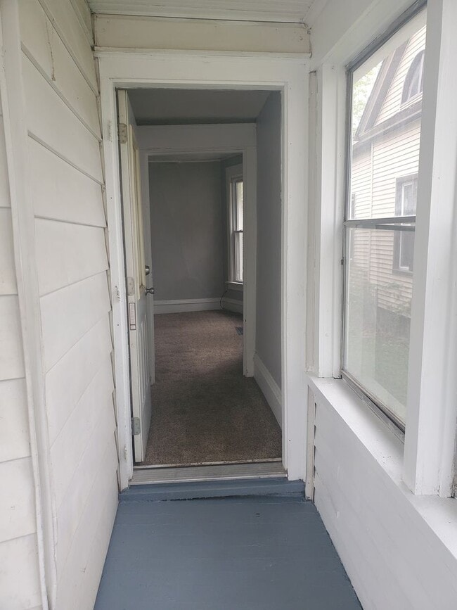 Building Photo - 3 bedroom house in Davenport