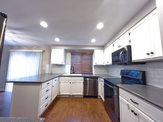 Building Photo - Fantastic roomy and bright 4 bed