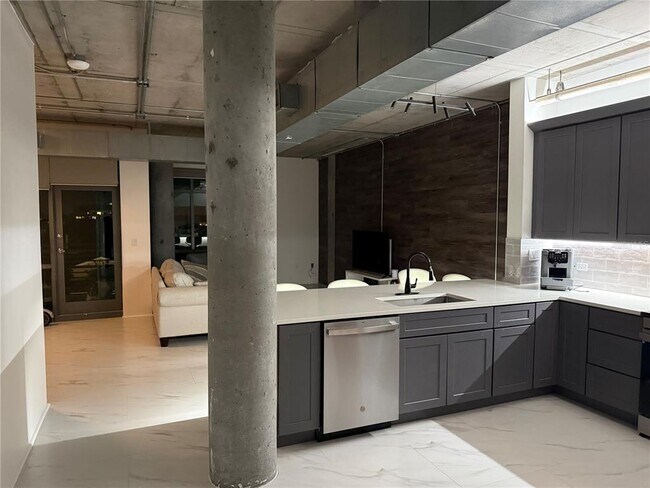 Foto del edificio - 10 N Summerlin Ave