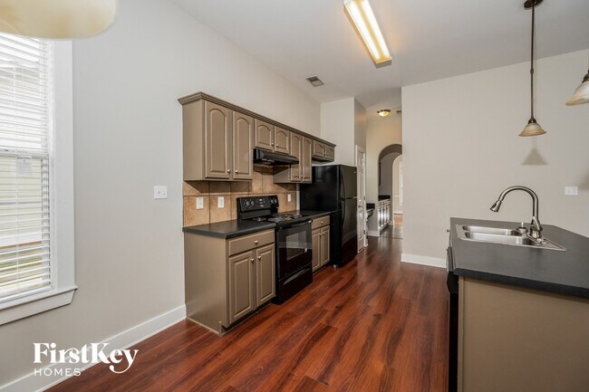 Foto del edificio - 4598 Clubview Dr