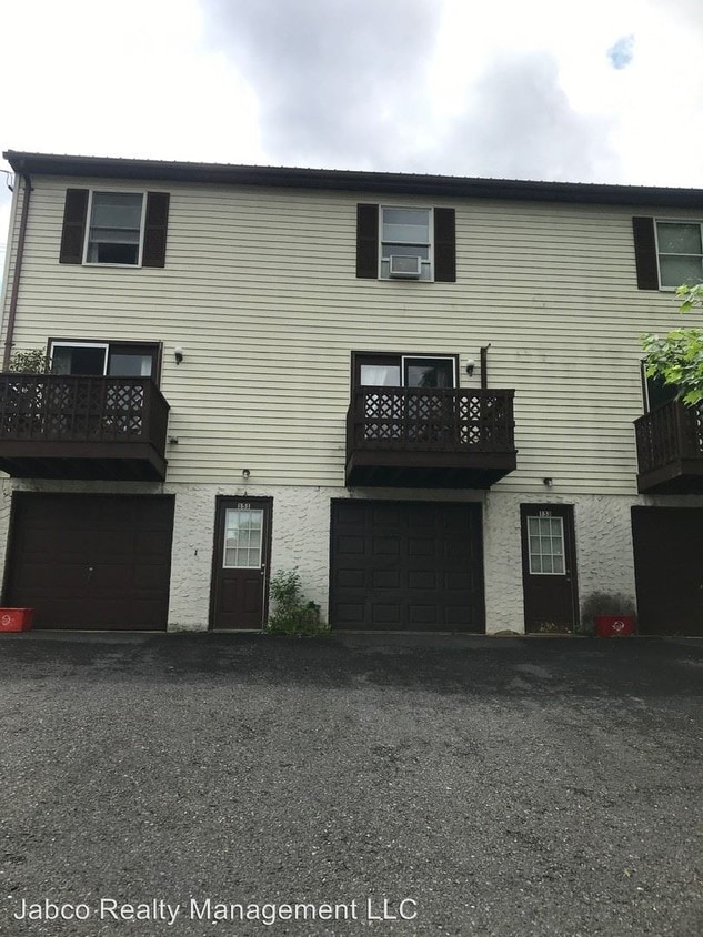 Primary Photo - 151 N Ridge St