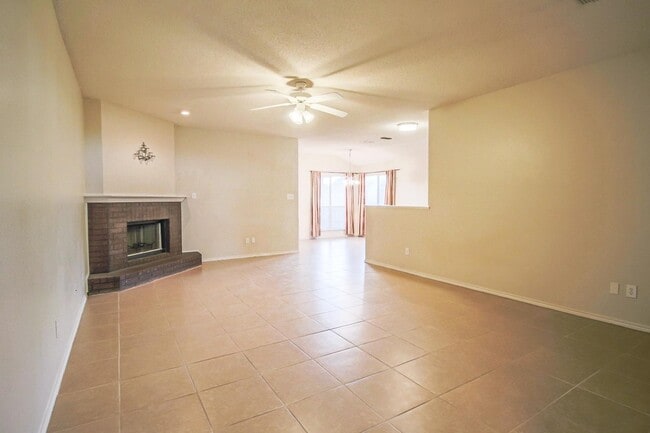 Building Photo - Clean & Bright House