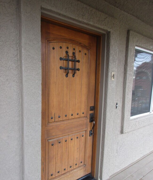 Foto del edificio - Unfurnished, 1-year long-term rental