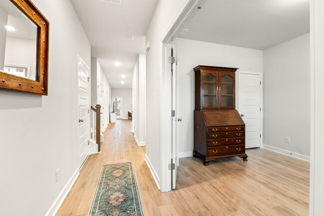 Building Photo - 825 Descartes St