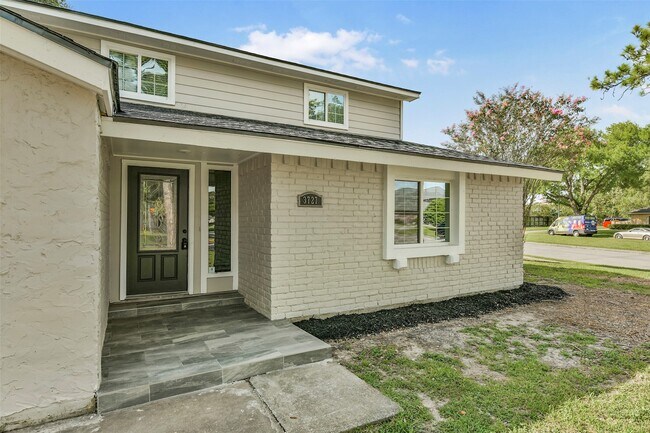 Foto del edificio - 3727 Thursa Ln