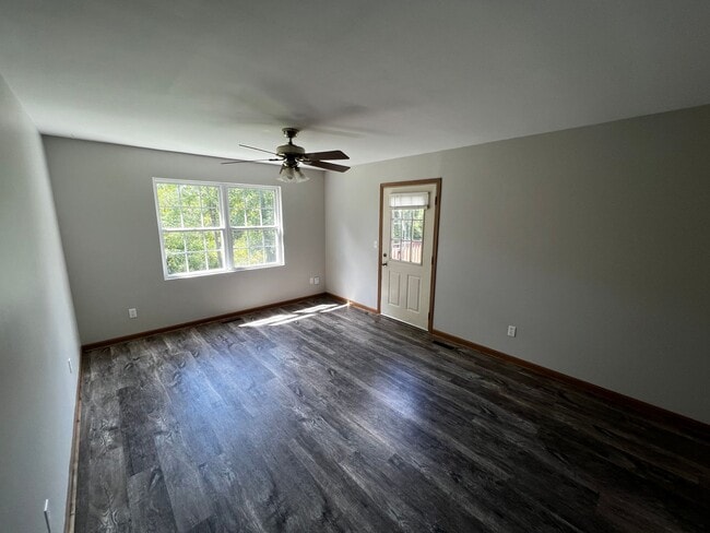 Foto del edificio - Hickory Hills Haven | Stylish 3BR Retreat with Garage, Deck & Dreamy Outdoor Space