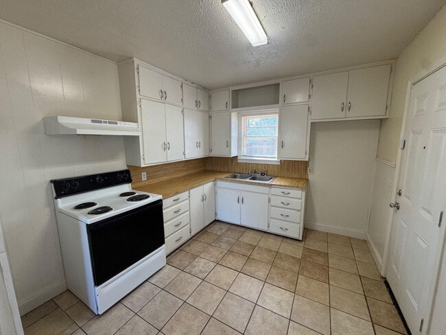 Building Photo - 2011 38th St