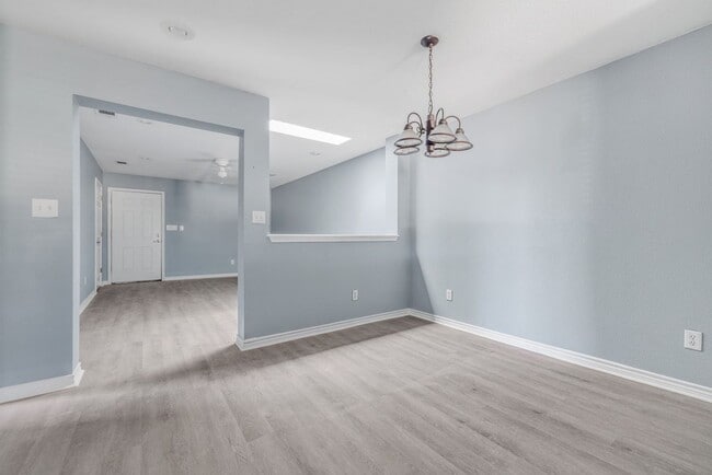 Building Photo - Carriage Place Square