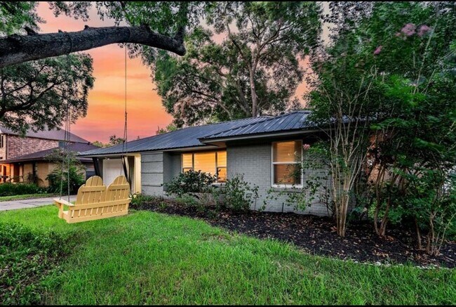 Building Photo - 10305 Bassoon Dr