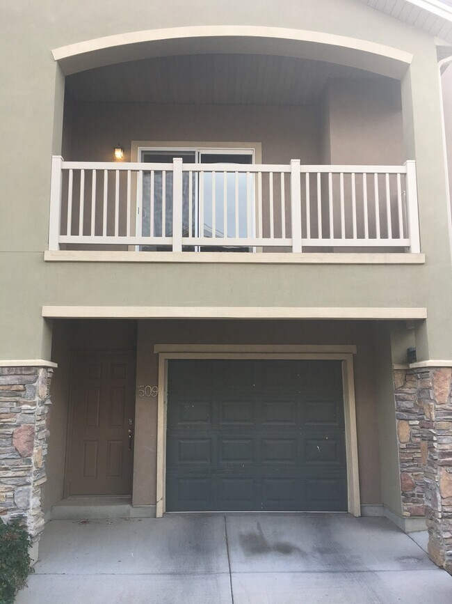 Foto del edificio - Townhome with Plenty of Storage Space and ...