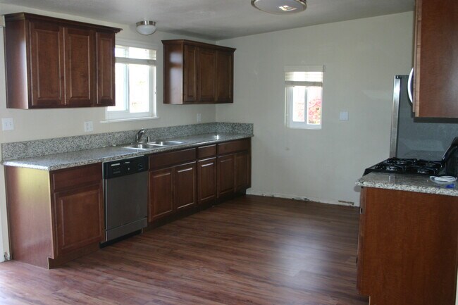 Building Photo - 514 Doolittle Ave