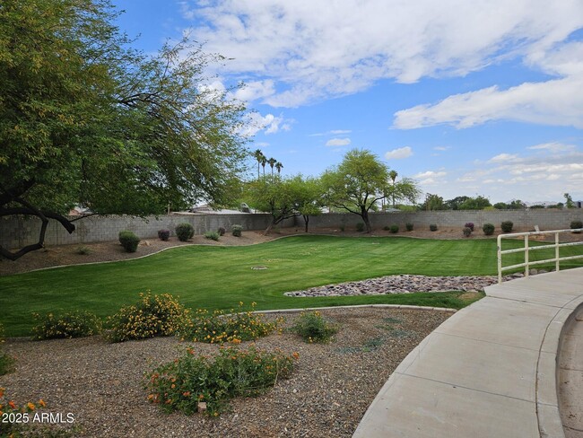 Foto del edificio - 3425 E Wayland Dr