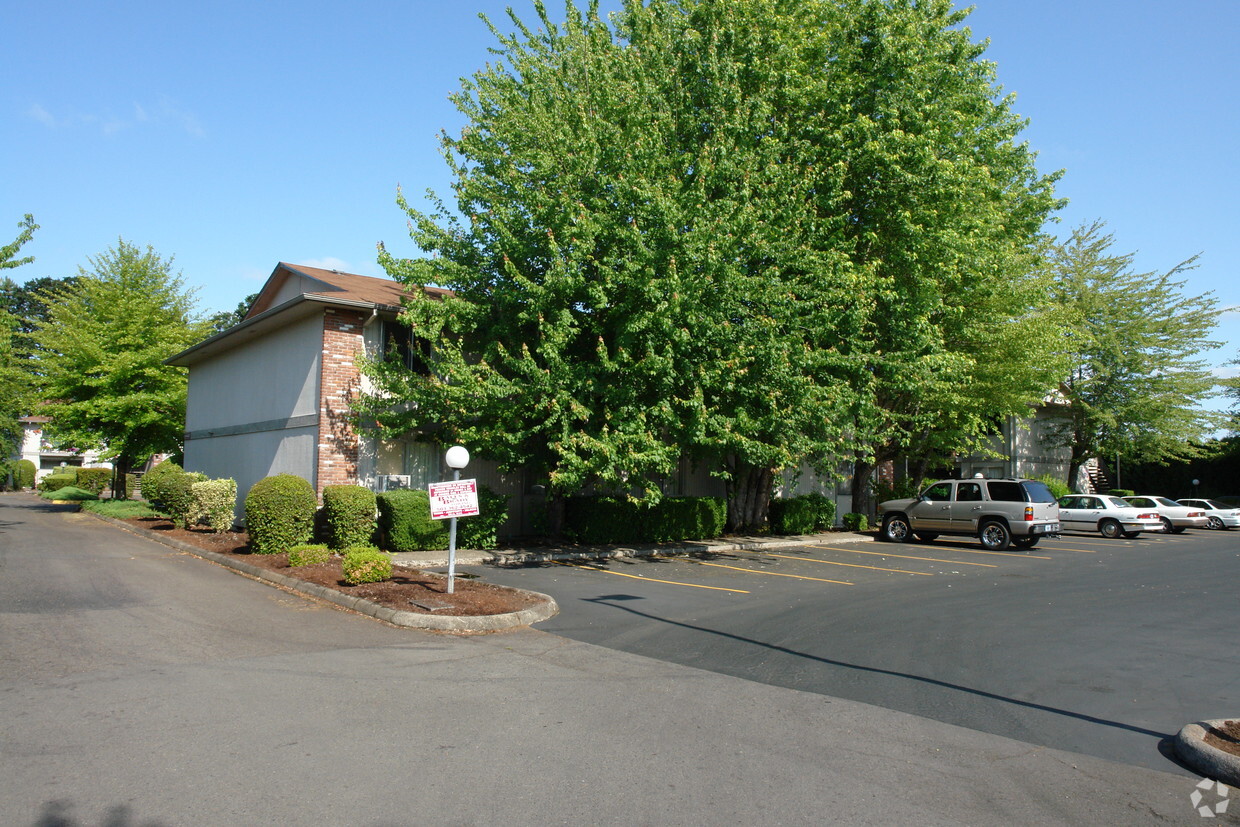 Foto del edificio - Fernwood Court Apartments