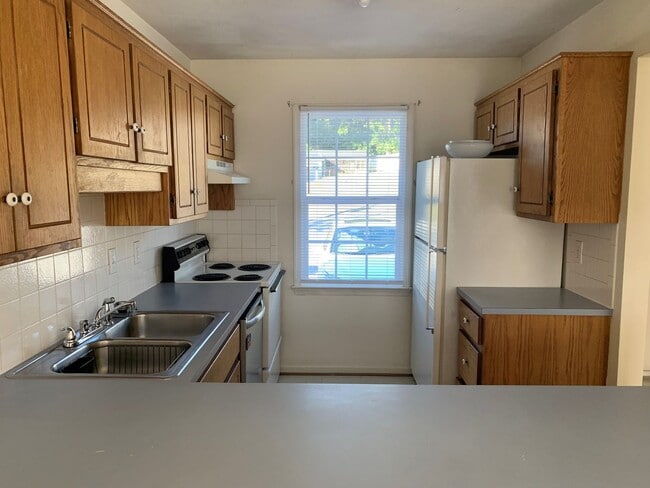 Building Photo - 277 Lakeview Dr