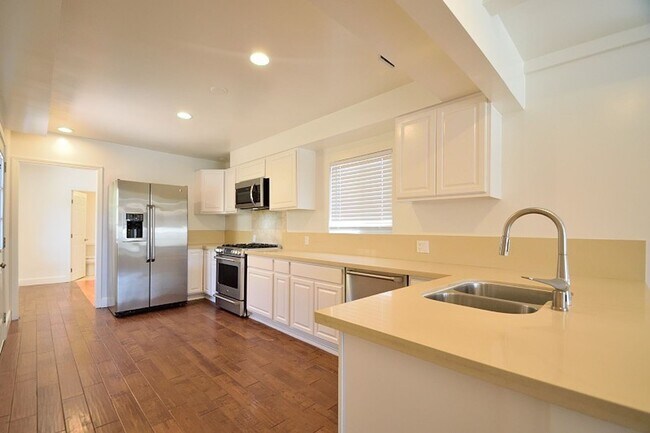 Foto del edificio - 3 Bedroom 2 bath Home, 2 Car garage, Air Conditioned